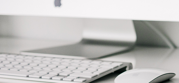 Afbeeldling van een iMac met toetsenbord en muis